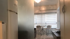 Căn hộ tiện nghi đơn giản, 1 giường đôi, không hút thuốc, quang cảnh bãi biển | Bếp riêng | Tủ lạnh, lò vi sóng, lò nướng, dụng cụ nấu nướng/bát dĩa/dao nĩa 