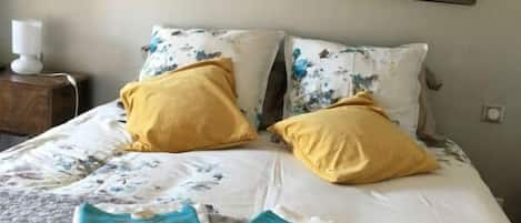 Triple Room (Argent) | Free cribs/infant beds, free WiFi, bed sheets, wheelchair access