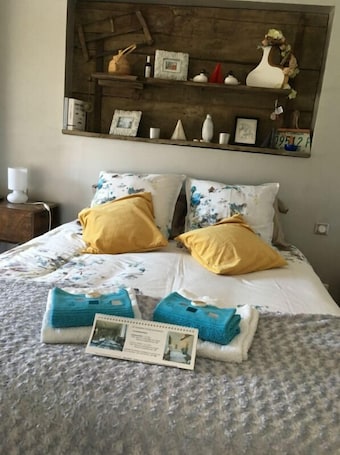 Triple Room (Argent) | Free cribs/infant beds, free WiFi, bed sheets, wheelchair access