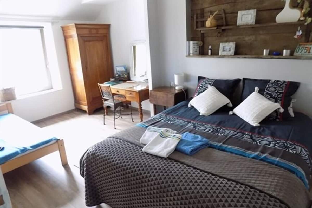 Family Room | Free cribs/infant beds, free WiFi, bed sheets, wheelchair access