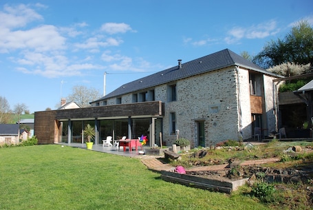 Front of property. Chambres d'hôtes les Perrettes