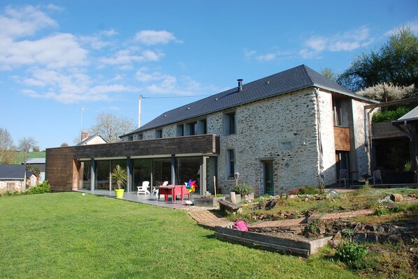 Front of property - Chambres d'hôtes les Perrettes (Chateau-Gontier)