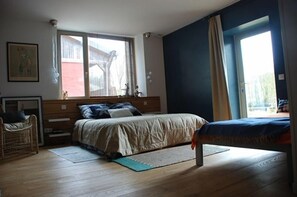 Quarto triplo (Bleue) | Berços grátis, Wi-Fi de cortesia, roupa de cama