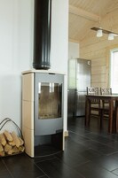 Televisión de pantalla plana, chimenea, piso con calefacción