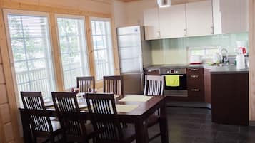 Villa Luxe, 2 chambres, sauna | Cuisine privée | Cafetière/bouilloire, grand réfrigérateur, micro-ondes, four