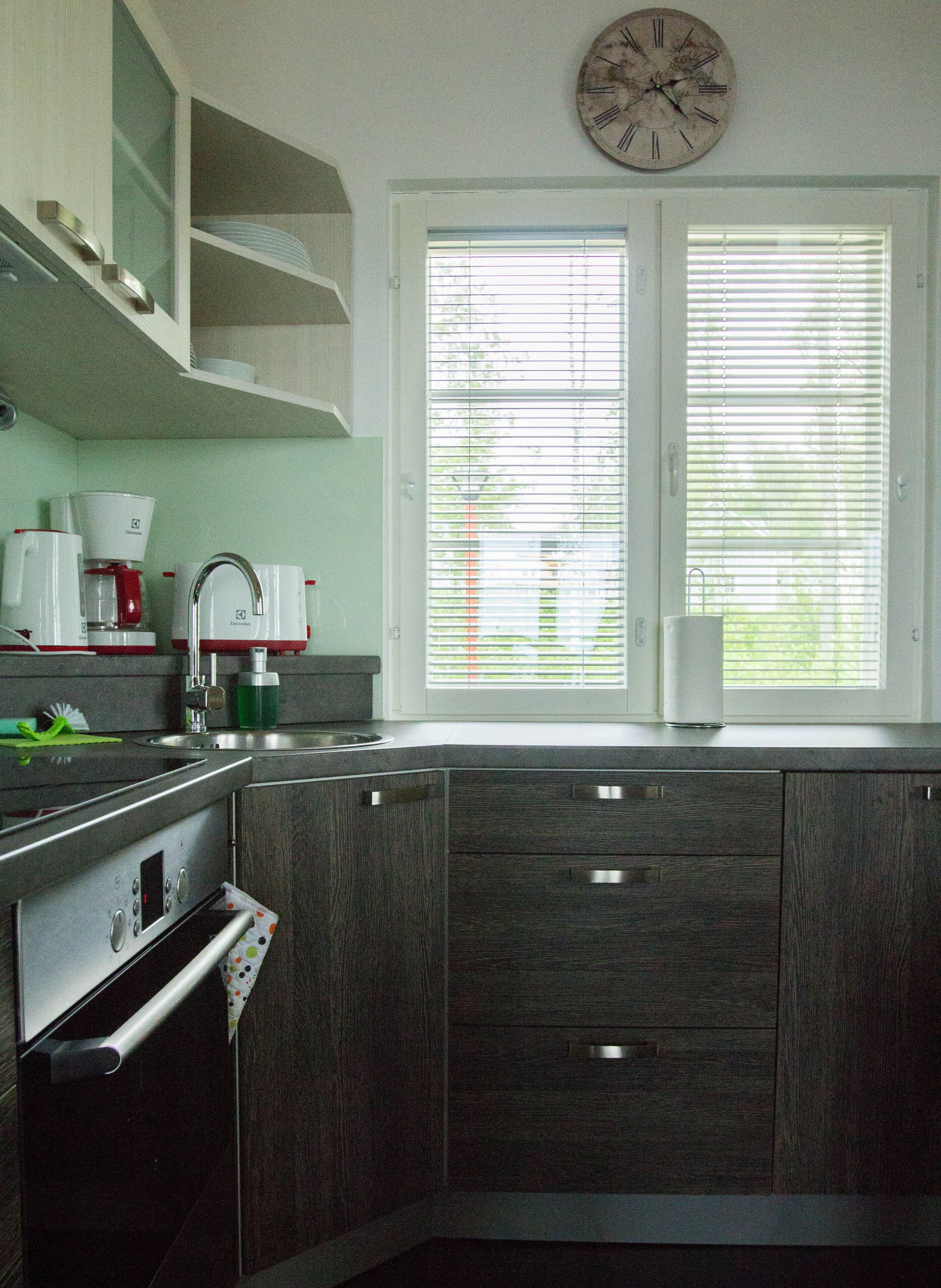 Full-size fridge, microwave, oven, stovetop
