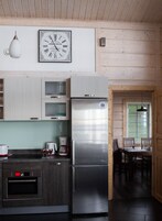 Refrigerador con freezer, microondas, horno, placa de cocina
