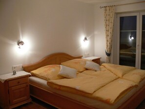 1 soverom, skrivebord, lydisolert og ekstrasenger (mot et tillegg)