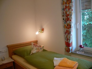 1 dormitorio, escritorio, sistema de insonorización y camas supletorias