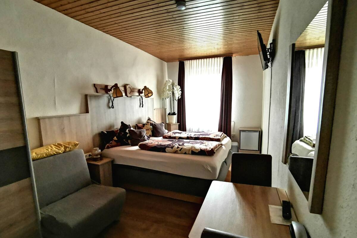Double Room, Non Smoking | Desk, blackout drapes, rollaway beds (surcharge), WiFi (free)