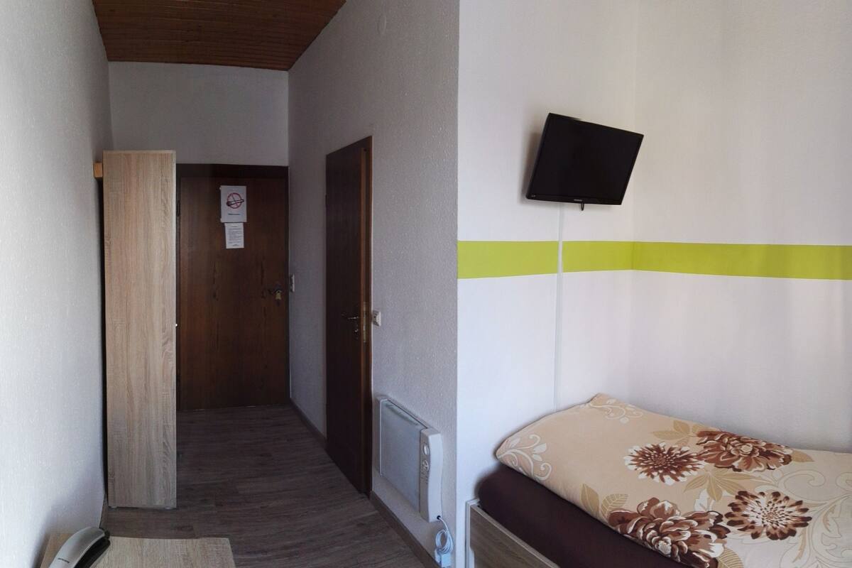 Single Room, Non Smoking | Desk, blackout drapes, rollaway beds (surcharge), WiFi (free)