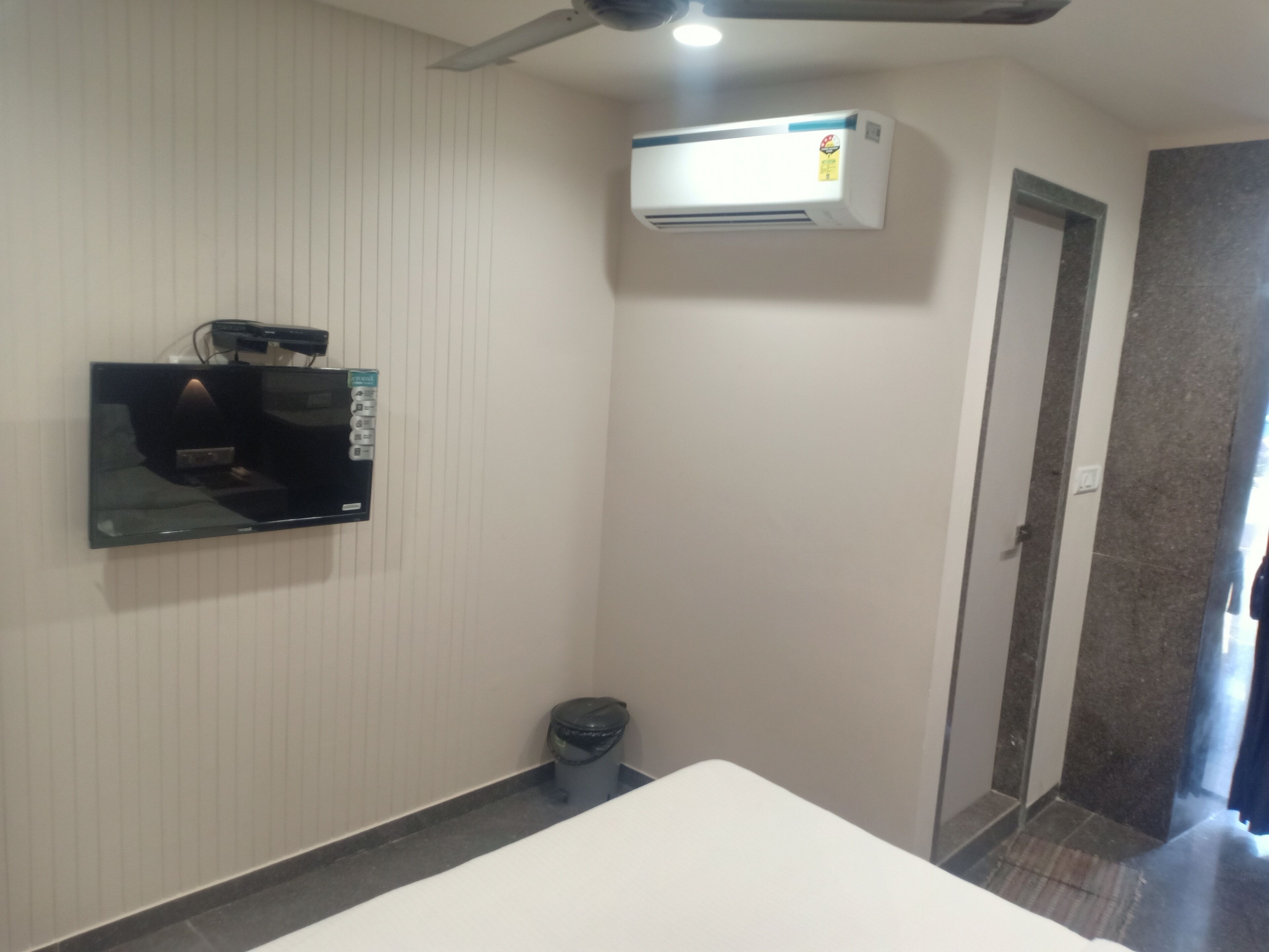 deluxe room | hypo-allergenic bedding, in-room safe, blackout curtains, soundproofing