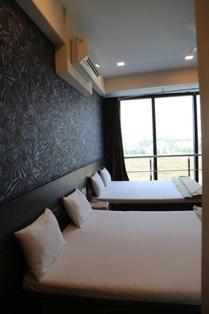 Hypo-allergenic bedding, in-room safe, blackout curtains, soundproofing - Hotel Royal Rituals (Surat)