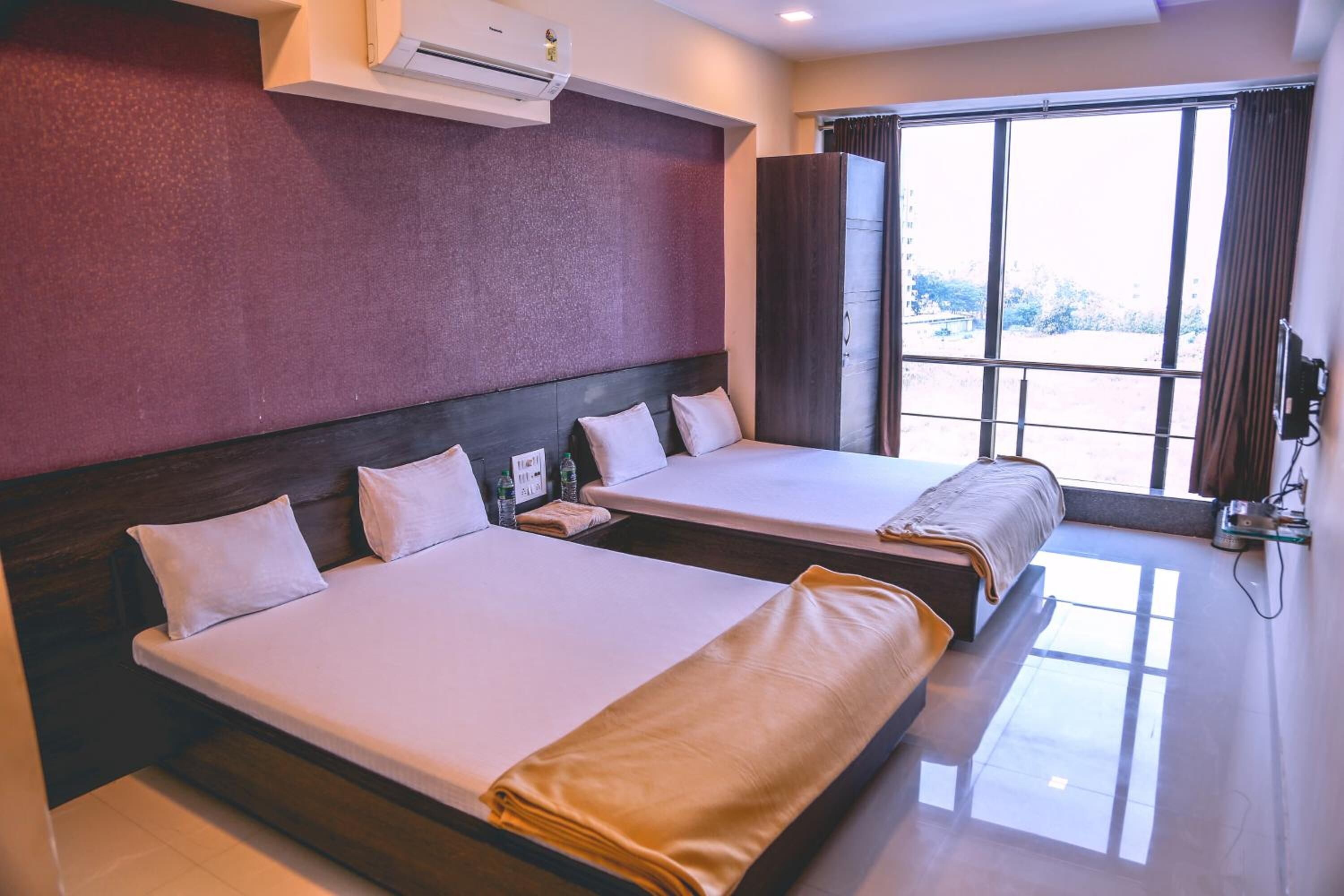 hypo-allergenic bedding, in-room safe, blackout curtains, soundproofing