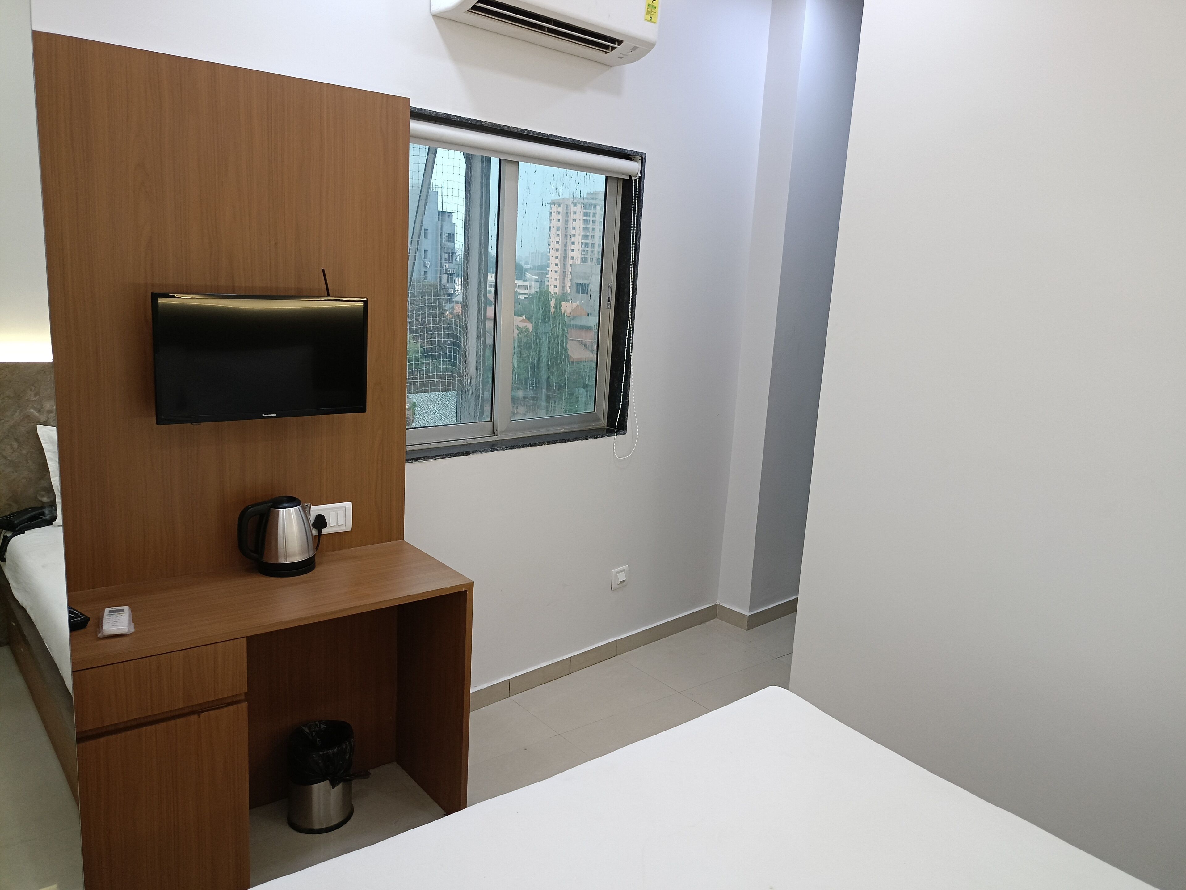 deluxe room | hypo-allergenic bedding, in-room safe, blackout curtains, soundproofing