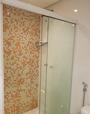 Apartemen Comfort, 1 Tempat Tidur Double, Bebas Asap Rokok, pemandangan pantai | Shower kamar mandi