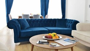 Villa, 4 chambres | Salle de séjour | Télévision à écran plat