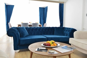 Villa, 4 slaapkamers | Woonkamer | Een flatscreentelevisie