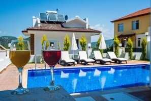 Piscina externa sazonal, guarda-sóis, espreguiçadeiras