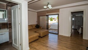 Villa, 4 chambres | Coin séjour | Télévision à écran plat