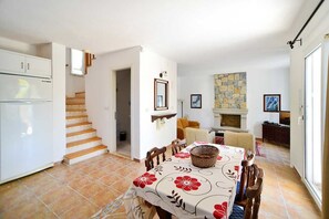 Villa, 2 Bedrooms | In-room dining