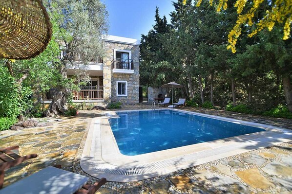 Outdoor pool, pool umbrellas, sun loungers