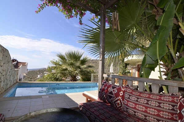 Utendørsbasseng og solsenger