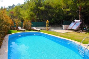 حمّام سباحة خارجي موسمي، مقاعد للتشمس