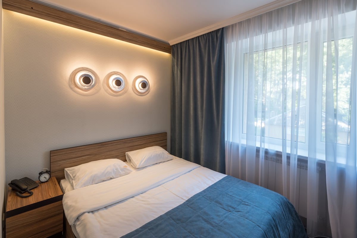 Standard-Doppelzimmer | Zimmersafe, Verdunkelungsvorhänge, Bügeleisen/Bügelbrett