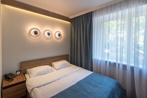 Standard-Doppelzimmer | Zimmersafe, Verdunkelungsvorhänge, Bügeleisen/Bügelbrett