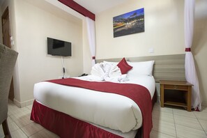 Kamar Standar | Meja kerja, tirai kedap cahaya, setrika/meja setrika, dan Wi-Fi gratis