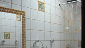 Casa clásica, varias camas, para no fumadores, vista a la alberca | Baño