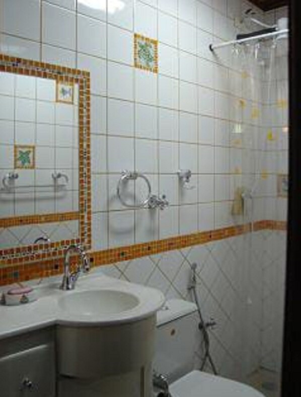 Classic House, Multiple Beds, Non Smoking, Pool View | Bathroom | Jetted bath, rainfall showerhead, towels - Casa em Maresias (São Sebastião)