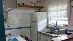 Casa clásica, varias camas, para no fumadores, vista a la alberca | Cocina privada