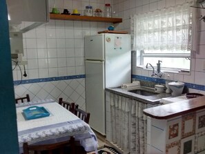 Casa clássico, várias camas, para não fumantes, vista para a piscina | Cozinha privada | Geladeira, micro-ondas, fogão, talheres/pratos/utensílios de cozinha