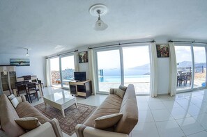 Villa, 4 habitaciones | Área de sala de estar | Televisión de pantalla plana 