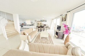 Villa, 4 slaapkamers | Woonruimte | Een flatscreentelevisie