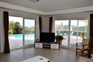Villa, 4 slaapkamers | Televisie