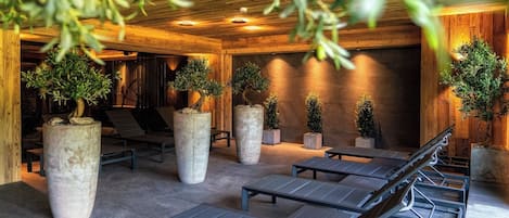 Couples treatment rooms, steam room, hot stone massages