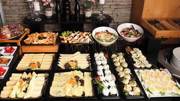 Daily buffet breakfast (PLN 40 per person)