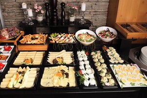 Desayuno buffet diario (PLN 40 por persona)