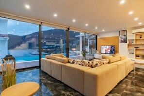 Villa, 4 chambres | Coin séjour | Télévision à écran plat, console de jeux vidéo