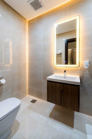 Suihku, ilmaiset hygieniatuotteet, pyyhkeet