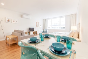Studio, 1 Double Bed with Sofa bed (2) | In-room dining