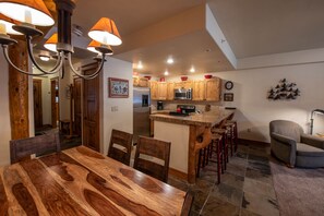 Appart'hôtel, 3 chambres | Cuisine privée | Réfrigérateur, four, cafetière/bouilloire