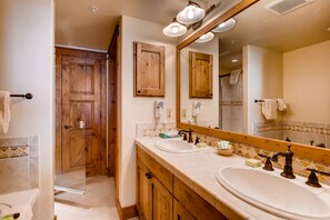 Condo, 3 habitaciones | Baño | Toallas 