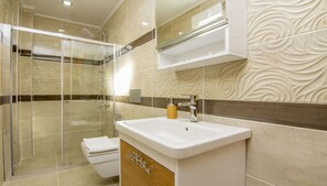 Villa, 4 slaapkamers | Badkamer | Een douche