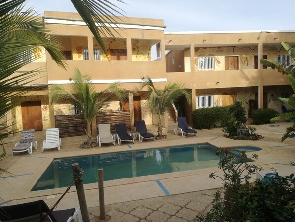 Una piscina al aire libre (de 09:00 a 18:00), sombrillas, tumbonas