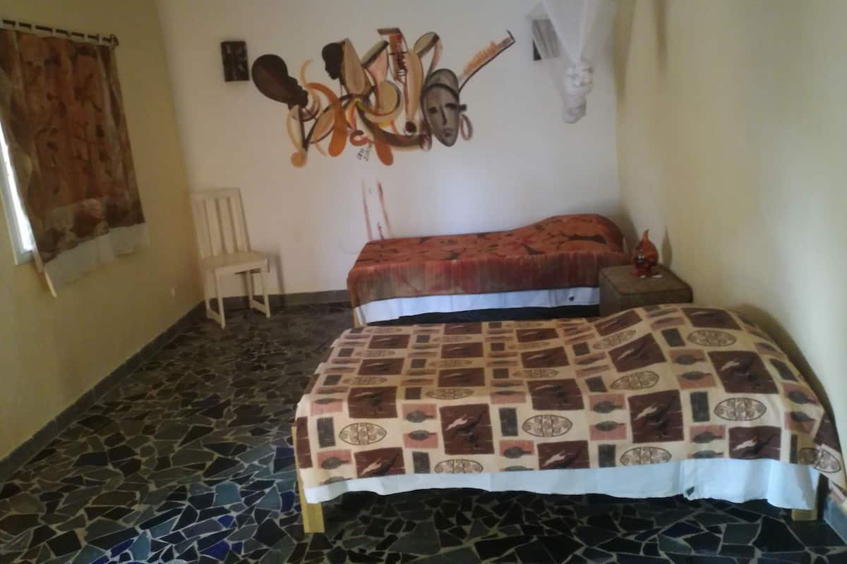 Shower, rainfall showerhead, free toiletries, towels