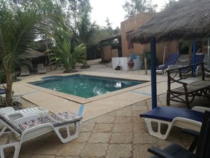 Una piscina al aire libre (de 09:00 a 18:00), sombrillas, tumbonas